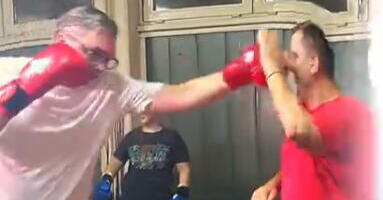 "S NJIMA BIH PRE POPIO KAFU, KOJU INAČE NE PIJEM, NEGO..." Vučić pokazao šta se desi kad naiđeš na bokserske drugove! Muzika u pozadini je hit! (VIDEO)