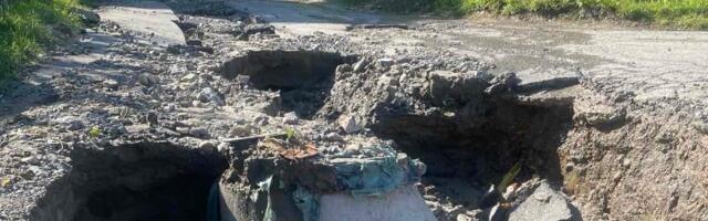 Ogromna rupa: U Kumodražu se prepolovila ulica (FOTO)