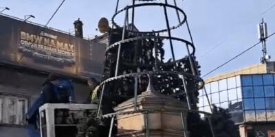 Novogodišnja jelka u Nišu montirana preko gradske česme