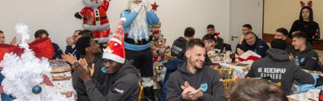 "Tajni Deda mraz" stigao i u Pančevo: Pogledajte kakve su poklone dobili fudbaleri Železničara