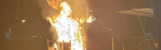 DECA BACALA PETARDE, KONTEJNERI U PLAMENU: Taksista sprečio veću tragediju u Sremskoj Mitrovici (FOTO)