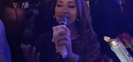 BEŽALA ZBOG BAKŠIŠA, SAD OPET PUNE RUKE PARA: Teu Bilanović okružili muškarci na reprizi, mreže se usijale! (FOTO)