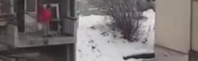 POJAVIO SE ŠOK SNIMAK BABE NA TERASI U LAZAREVCU: Ljudi u NEVERICI GLEDAJU šta radi, pa DA LI JE MOGUĆE?! (VIDEO)