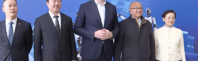 Вучићу представљени роботи у Кинеском културном центру