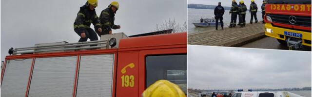 PRVE SLIKE S ADE HUJE! Pogledajte kako vatrogasci-spasioci izvlače auto koji je sleteo u reku! (foto)