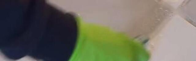 Nikad se ne bi setili: Ovo sredstvo skida kamenac i čisti pločice bolje od ičeg što ste probali