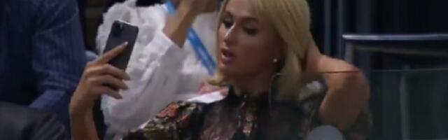 "Kao da imam demona u glavi": Slavna lepotica otkrila stanje koje joj izaziva bol svaki dan