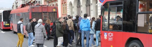 Spremaju haos kod Rektorata! Blokaderi besni - Blokirali ulicu kod Studentskog trga, prizivaju smrt Vučića, vređaju medije...