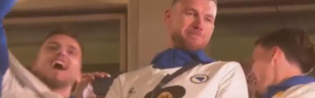 "Kažu pokeraš, a?!" Džeko stao pred hiljade ljudi u Sarajevu posle plasmana na SP, pa održao istorijski govor! /VIDEO/