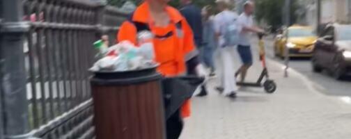 Čistila je ulice, a onda je skinula šlem sa glave: Svi zapanjeno gledaju u devojku zaposlenu u gradskoj čistoći