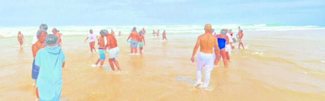 PLES U ATLANTIKU: Ritualno kupanje u Portugalu - manifestacija se odigrava svakog 29. avgusta i praćena je modernom zabavom, koncertima, piknicima i vašarima