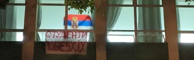 Transparenti u obračunu: Studenti odgovorili na poruku „Srbija pobeđuje“ na FTN-u