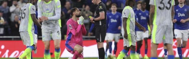 SCENA ZA NEVERICU: Donaruma pao na kolena i molio sudiju da poništi gol Evertonu! (VIDEO)