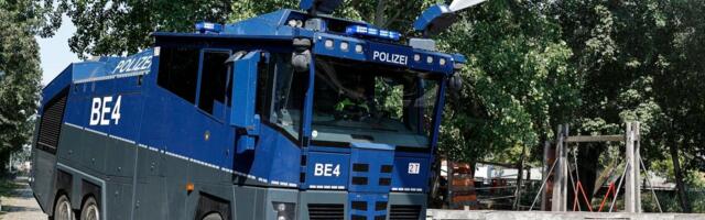 Policija u Berlinu upotrebila vodene topove, građani ih dočekali s oduševljenjem! SNIMCI GOVORE MILION REČI!