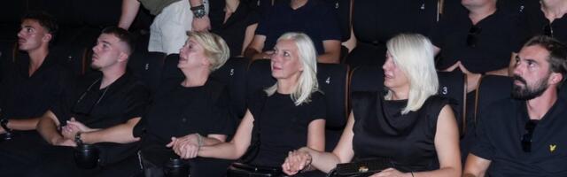 Unuci Andrije Bajića prvi put pred kamerama! Svi gledali u momke na komemoraciji - Nisu se odvajali od 3 plavuše!
