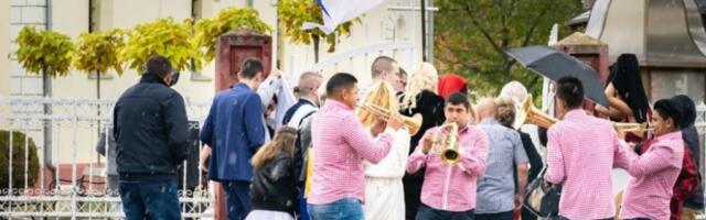 JEDAN SRPSKI OBIČAJ NA SVADBI IZLUDEO GOSTE: “Deset minuta radiš OVO – naporno je, hteli smo da PUKNEMO“