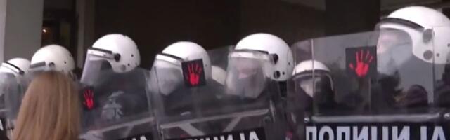 Ovako je izgledao sukob građana i policije u Novom Sadu (VIDEO)