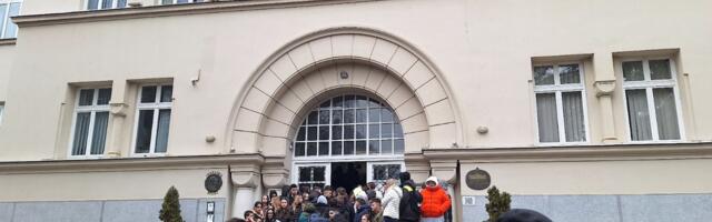 Sva četiri razreda gimnazije u blokadi nastave, profesori posle pregovora ušli u zbornicu FOTO/VIDEO