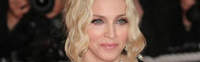 "Bliži je godinama njenoj deci nego njoj": Madona sela u krilo 38 godina mlađem dečku i ljudi je zasuli kritikama (FOTO)