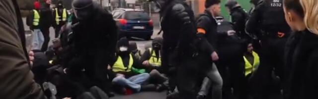 STOP ZA PODMLADAK STRANKE! Hiljade demonstranata na ulici, policajce gađali kamenjem zbog politike