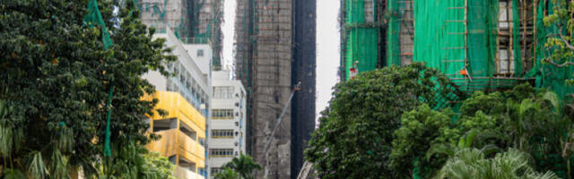 Број жртава пожара у Хонгконгу порастао на 156, становницима дозвољен кратак повратак у станове