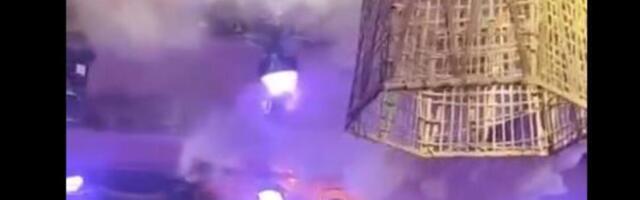 Prvi snimci požara u Indiji lede krv u žilama: Plafon gori, ljudi vrište i beže na sve strane (VIDEO)