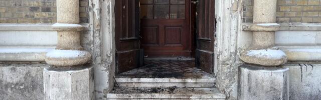 Žena osumnjičena za paljenje vrata na Katedrali upućena na psihijatrijsko veštačenje