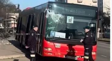 AUTOBUS ULETEO NA STAJALIŠTE U NIŠU, POGLEDAJTE PRVI SNIMAK! Policija i hitna na terenu, dve osobe prebačene u bolnicu (VIDEO)