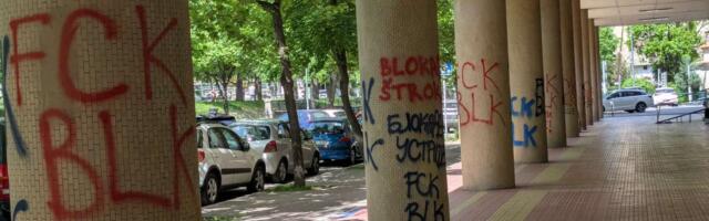 Zgrada Hemijskog fakulteta i dalje nije okrečena: Nadležni obećali pomoć, grafiti sa uvredljivim porukama stoje