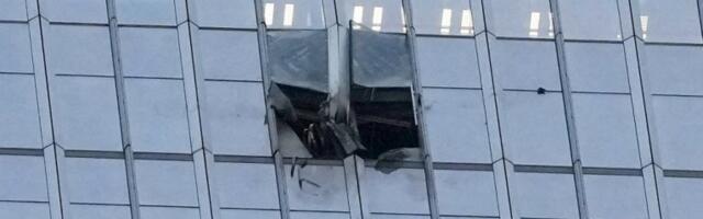 HOROR! Avion udario u najviši neboder u gradu, delovi letelice padali na zemlju - POKRENUTA HITNA EVAKUACIJA! (FOTO, VIDEO)