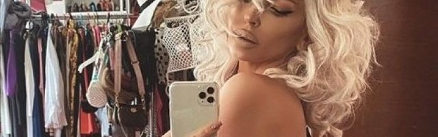 KARLEUŠA U TOPLESU - rukom SAKRIVA GOLE GRUDI, SVE ISPADA! A tek G*ZA... Samo jednu stvar ima na SEBI (FOTO)