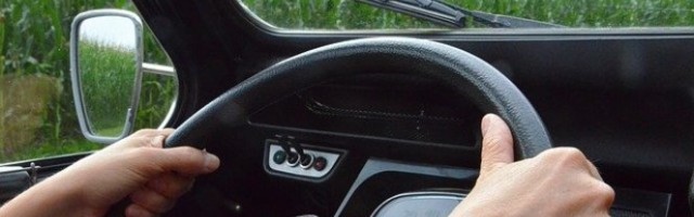 GENIJALAC ILI LUDAK? Otišli su mu brisači u toku vožnje, pa je morao da se snađe! URNEBESNO!