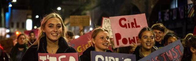 Masovni protesti devojaka u Engleskoj koje bojkotuju klubove i barove zbog sve češćih napada drogom za silovanje