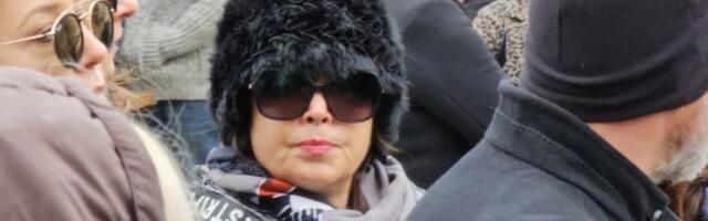 KATARINA ŽUTIĆ PRVI PUT U JAVNOSTI NAKON SMRTI OČUHA! Glumica SLOMLJENA OD BOLA na sahrani ćerke Buleta Goncića! (FOTO+VIDEO)