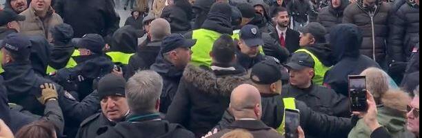 "SVAKO DELOVANJE OPOZICIJE SE ZAVRŠI DESTRUKTIVNO PO DRUŠTVO" Stručnjaci bez dileme: Napad na Skupštinu je imao samo jedan cilj!