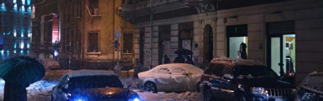 POGLEDAJTE KROZ PROZOR, KRENULO JE: Jezivi snimci snežne mećave iz cele Srbije, sneg se lepi za kolovoz, čeka nas LEDENA NOĆ! (VIDEO)