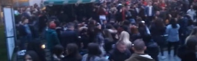 (VIDEO) NEDOLIČNO PONAŠANJE AKADEMACA! Više hiljada mladih slavi ispred "Studenjaka"