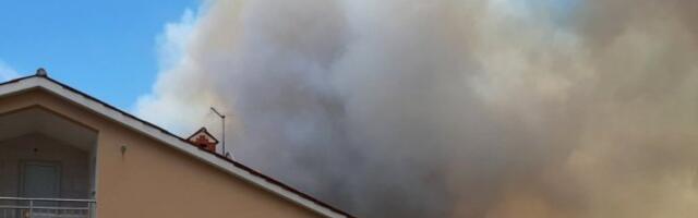 POŽAR NA NOVOM BEOGRADU! Gori krovna konstrukcija fabrike IMT