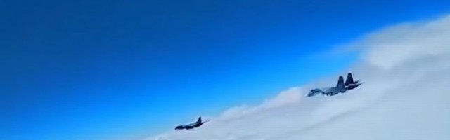 AMERIKANCI KAO OSICE KIDIŠU NA RUSKU GRANICU! Tri ruska lovca hitno podignuta, bombarder SAD je mogao samo da podvije rep!