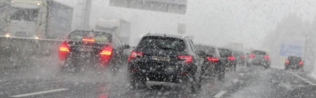 SNEG ZATRPAO SEVER SLOVENIJE! Putevi zatvoreni za saobraćaj