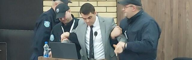 Skupštinsko obezbeđenje primenom sile izbacilo odbornika Petrovića iz sale VIDEO