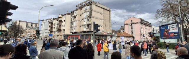Kragujevčani kod  Uzora  osamnaestominutnom tišinom odali poštu nastradalima u Novom Sadu, Severnoj Makedoniji i tokom NATO agresije (FOTO)
