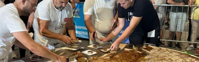 Oboren rekord – Leskovčani napravili pljeskavicu od 90 kilograma