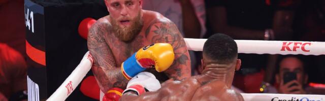 Džejk Pol je u boks meču prošao kao bos po trnju, ali i zaradio 92 miliona dolara: Da li biste pristali da vam neko slomi vilicu za ove pare? /ANKETA/