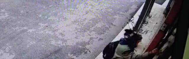 NAPADNUTA BUGARSKA AMBASADA U SKOPLJU: Pogledajte trenutak kada muškarac prilazi vratima i lomi staklo (VIDEO)