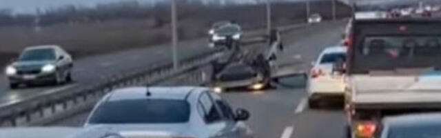 Две особе повређене када се аутомобил преврнуо на кров на Пупиновом мосту