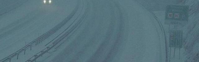 Putnički autobus proklizao na snegu, pa se zabio u stenu kod Rijeke: Haos na putevima u Hrvatskoj