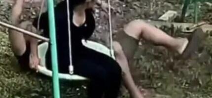 (VIDEO) KAĆA LAZIĆ OBJAVILA SNIMAK SA SIGURNOSNIH KAMERA KUĆE: Darko pao sa dečije ljuljaške: Svi plaču od smeha zbog Darka