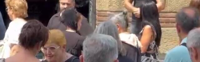 "SKLONI SE, KAD TI KAŽEM" Neprijatne scene na sahrani Andrije Bajića - Mala Cana pravila haos na sahrani svog muža: Pozvala obezbeđenje (VIDEO)
