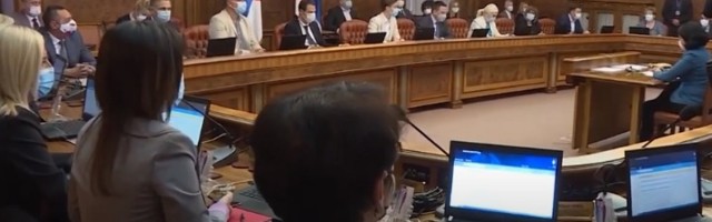 Ministrima veće plate i naknade za članstvo u UO